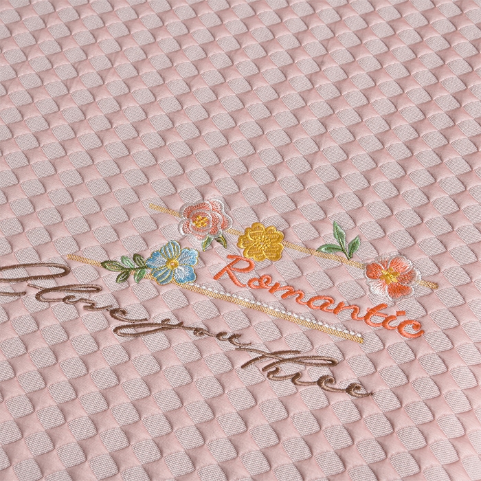 91家纺网 家纺一手货源 找家纺 （总）畅畅家纺 2026新款锦氨夏被PE凉感豆豆凉席绣花三明治复合床裙三件套四件套