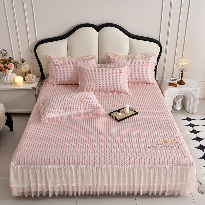 畅畅家纺 2026新款锦氨夏被PE凉感豆豆凉席绣花三明治复合床裙三件套四件套 格韵-粉-床裙款