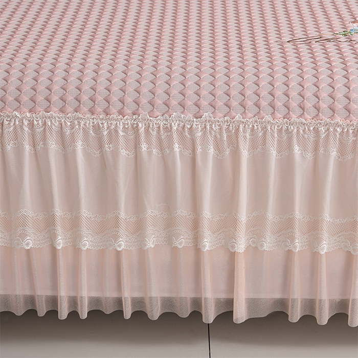 91家纺网 家纺一手货源 找家纺 畅畅家纺 2026新款锦氨夏被PE凉感豆豆凉席绣花三明治复合床裙三件套四件套 格韵-粉-床裙款