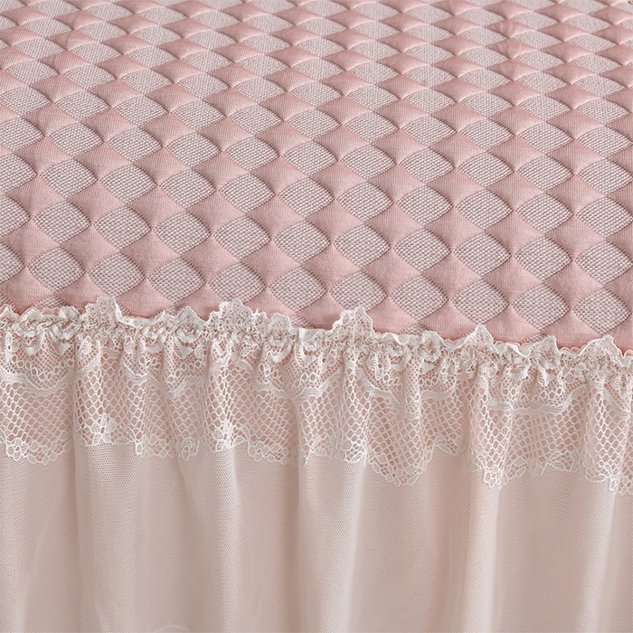 91家纺网 家纺一手货源 找家纺 畅畅家纺 2026新款锦氨夏被PE凉感豆豆凉席绣花三明治复合床裙三件套四件套 格韵-粉-床裙款