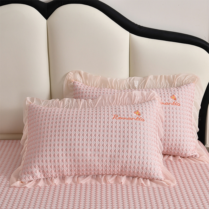 91家纺网 家纺一手货源 找家纺 畅畅家纺 2026新款锦氨夏被PE凉感豆豆凉席绣花三明治复合床裙三件套四件套 格韵-粉-床裙款