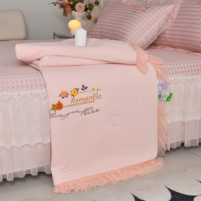 91家纺网 家纺一手货源 找家纺 畅畅家纺 2026新款锦氨夏被PE凉感豆豆凉席绣花三明治复合床裙三件套四件套 格韵-粉-床裙款