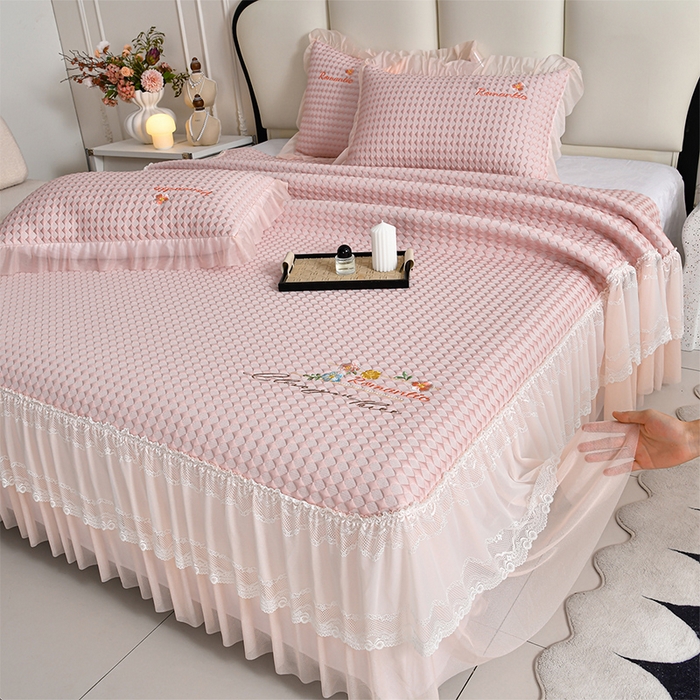 91家纺网 家纺一手货源 找家纺 畅畅家纺 2026新款锦氨夏被PE凉感豆豆凉席绣花三明治复合床裙三件套四件套 格韵-粉-床裙款
