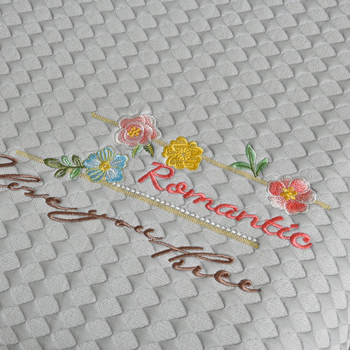 91家纺网 家纺一手货源 找家纺 畅畅家纺 2026新款锦氨夏被PE凉感豆豆凉席绣花三明治复合床裙三件套四件套 格韵-灰-床裙款