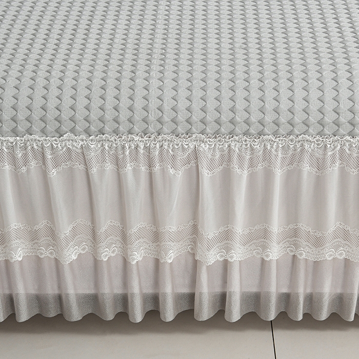 91家纺网 家纺一手货源 找家纺 畅畅家纺 2026新款锦氨夏被PE凉感豆豆凉席绣花三明治复合床裙三件套四件套 格韵-灰-床裙款