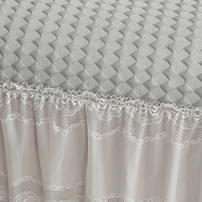 91家纺网 家纺一手货源 找家纺 畅畅家纺 2026新款锦氨夏被PE凉感豆豆凉席绣花三明治复合床裙三件套四件套 格韵-灰-床裙款