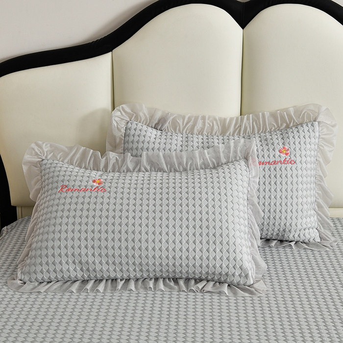 91家纺网 家纺一手货源 找家纺 畅畅家纺 2026新款锦氨夏被PE凉感豆豆凉席绣花三明治复合床裙三件套四件套 格韵-灰-床裙款