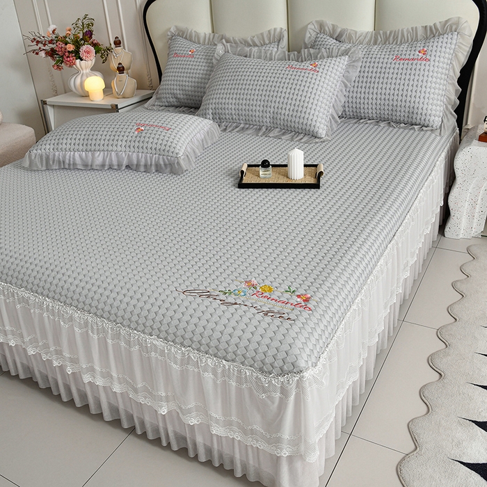 91家纺网 家纺一手货源 找家纺 畅畅家纺 2026新款锦氨夏被PE凉感豆豆凉席绣花三明治复合床裙三件套四件套 格韵-灰-床裙款