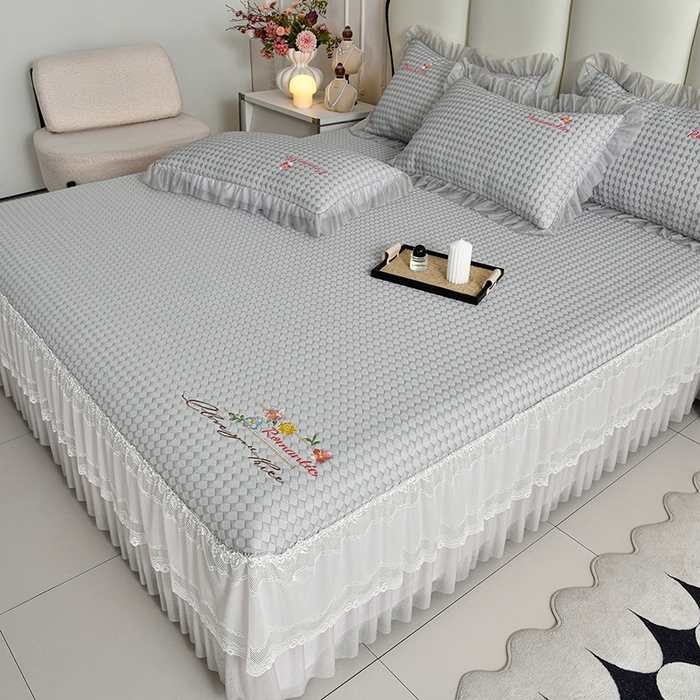 91家纺网 家纺一手货源 找家纺 畅畅家纺 2026新款锦氨夏被PE凉感豆豆凉席绣花三明治复合床裙三件套四件套 格韵-灰-床裙款