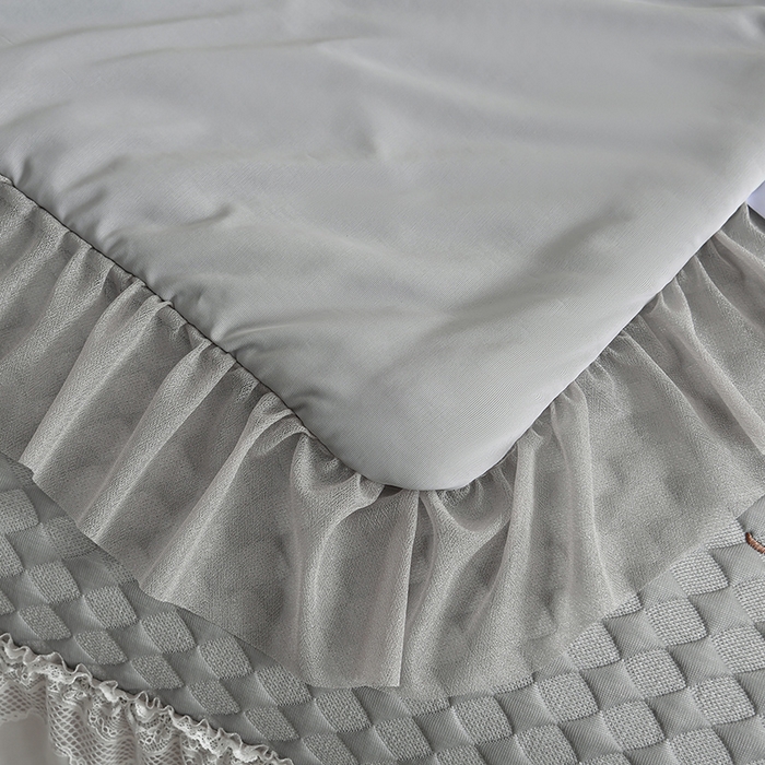 91家纺网 家纺一手货源 找家纺 畅畅家纺 2026新款锦氨夏被PE凉感豆豆凉席绣花三明治复合床裙三件套四件套 格韵-灰-床裙款