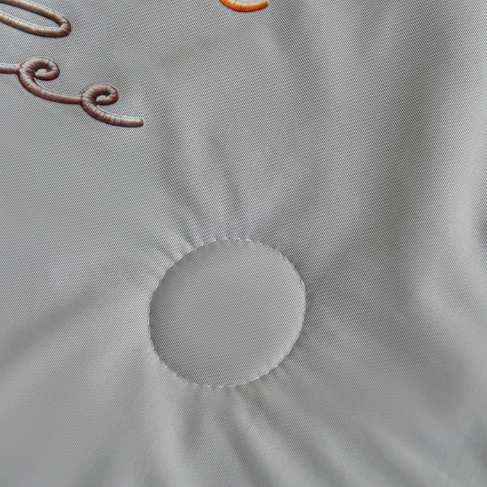 91家纺网 家纺一手货源 找家纺 畅畅家纺 2026新款锦氨夏被PE凉感豆豆凉席绣花三明治复合床裙三件套四件套 格韵-灰-床裙款