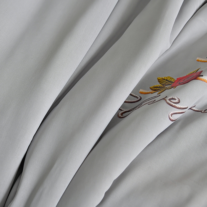 91家纺网 家纺一手货源 找家纺 畅畅家纺 2026新款锦氨夏被PE凉感豆豆凉席绣花三明治复合床裙三件套四件套 格韵-灰-床裙款