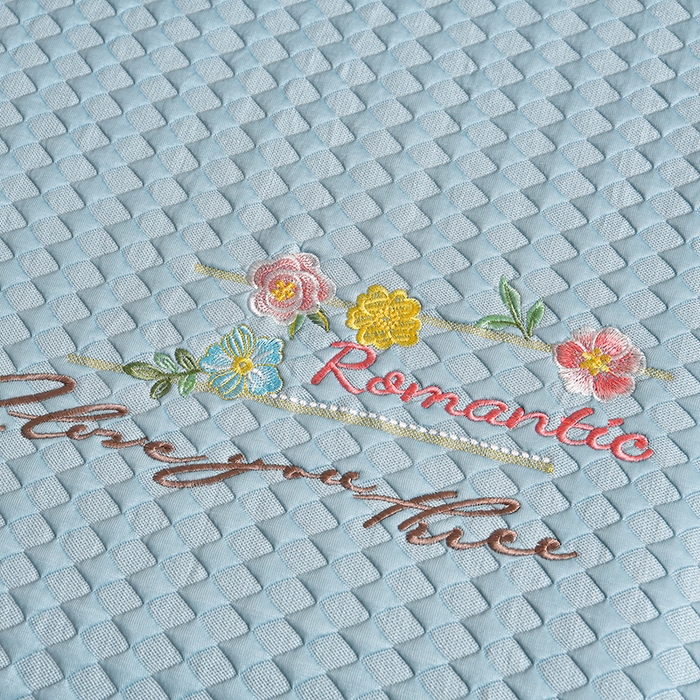 91家纺网 家纺一手货源 找家纺 畅畅家纺 2026新款锦氨夏被PE凉感豆豆凉席绣花三明治复合床裙三件套四件套 格韵-蓝-床裙款