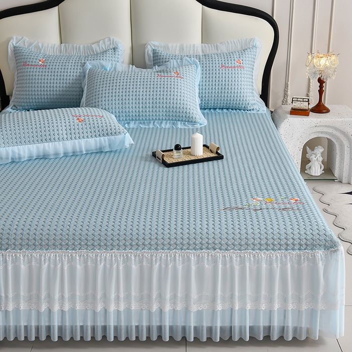 91家纺网 家纺一手货源 找家纺 畅畅家纺 2026新款锦氨夏被PE凉感豆豆凉席绣花三明治复合床裙三件套四件套 格韵-蓝-床裙款