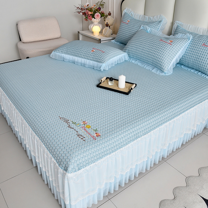 91家纺网 家纺一手货源 找家纺 畅畅家纺 2026新款锦氨夏被PE凉感豆豆凉席绣花三明治复合床裙三件套四件套 格韵-蓝-床裙款