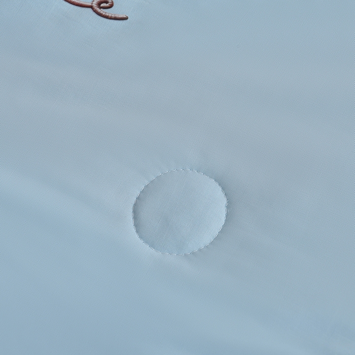 91家纺网 家纺一手货源 找家纺 畅畅家纺 2026新款锦氨夏被PE凉感豆豆凉席绣花三明治复合床裙三件套四件套 格韵-蓝-床裙款