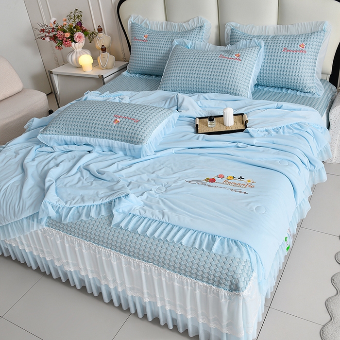 91家纺网 家纺一手货源 找家纺 畅畅家纺 2026新款锦氨夏被PE凉感豆豆凉席绣花三明治复合床裙三件套四件套 格韵-蓝-床裙款