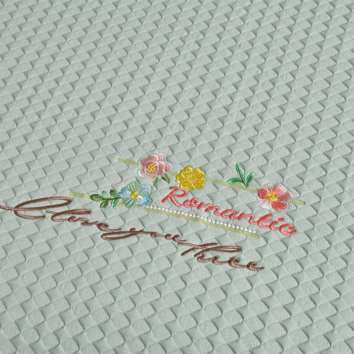 91家纺网 家纺一手货源 找家纺 畅畅家纺 2026新款锦氨夏被PE凉感豆豆凉席绣花三明治复合床裙三件套四件套 格韵-绿-床裙款