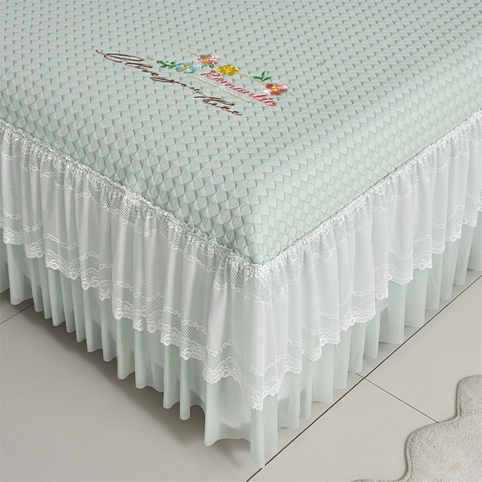 91家纺网 家纺一手货源 找家纺 畅畅家纺 2026新款锦氨夏被PE凉感豆豆凉席绣花三明治复合床裙三件套四件套 格韵-绿-床裙款