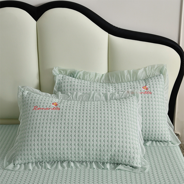 91家纺网 家纺一手货源 找家纺 畅畅家纺 2026新款锦氨夏被PE凉感豆豆凉席绣花三明治复合床裙三件套四件套 格韵-绿-床裙款