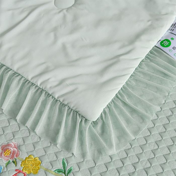 91家纺网 家纺一手货源 找家纺 畅畅家纺 2026新款锦氨夏被PE凉感豆豆凉席绣花三明治复合床裙三件套四件套 格韵-绿-床裙款