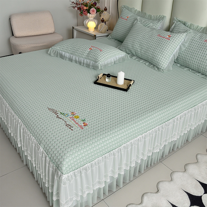 91家纺网 家纺一手货源 找家纺 畅畅家纺 2026新款锦氨夏被PE凉感豆豆凉席绣花三明治复合床裙三件套四件套 格韵-绿-床裙款