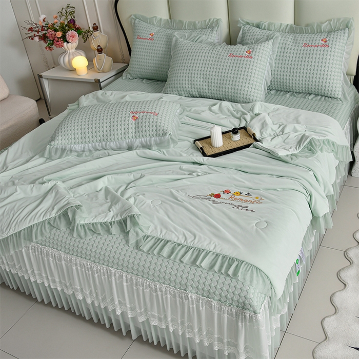 91家纺网 家纺一手货源 找家纺 畅畅家纺 2026新款锦氨夏被PE凉感豆豆凉席绣花三明治复合床裙三件套四件套 格韵-绿-床裙款