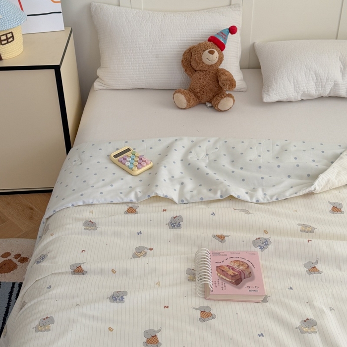 91家纺网 家纺一手货源 找家纺 暖生活 2026春夏新款全棉花边款夏被夏凉被空调被-卡通版 字母小象