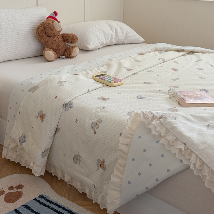 91家纺网 家纺一手货源 找家纺 暖生活 2026春夏新款全棉花边款夏被夏凉被空调被-卡通版 字母小象