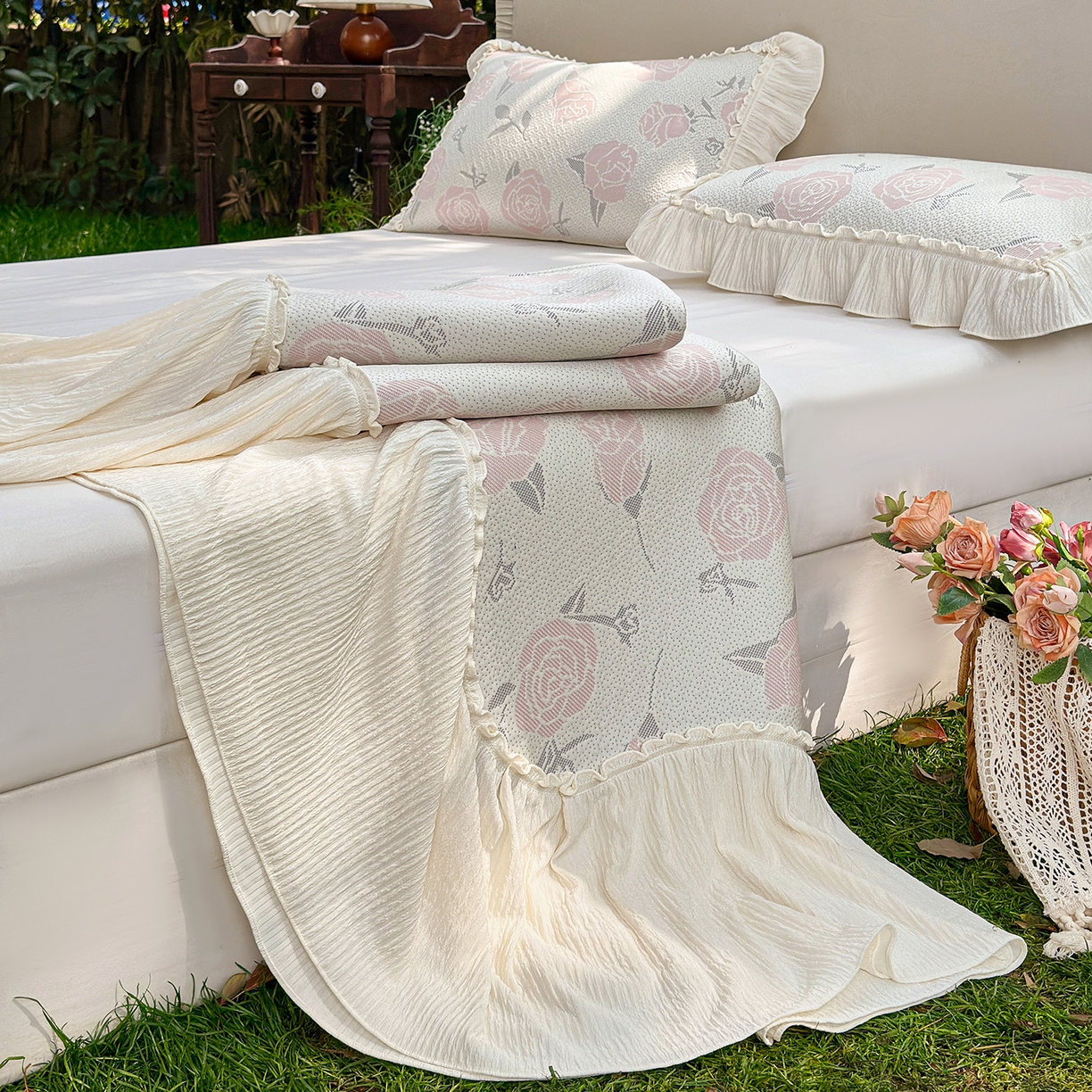 91家纺网 家纺一手货源 找家纺 （总）乐朵家居 2026新款 奶芙 玫瑰 弧度款 （加厚复合）凉豆豆 凉席三件套