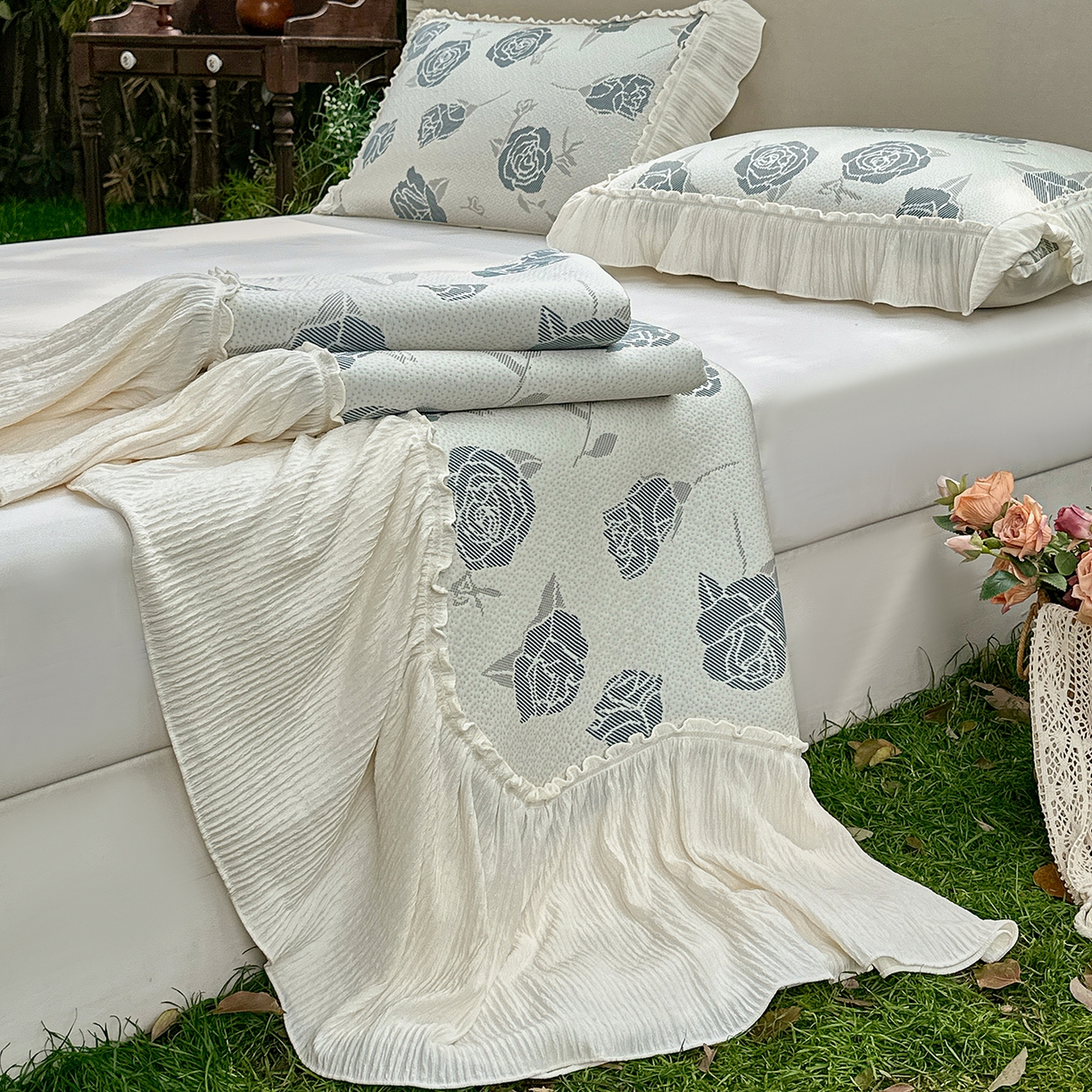 91家纺网 家纺一手货源 找家纺 乐朵家居 2026新款 奶芙 玫瑰 弧度款 凉豆豆 凉席三件套 蓝