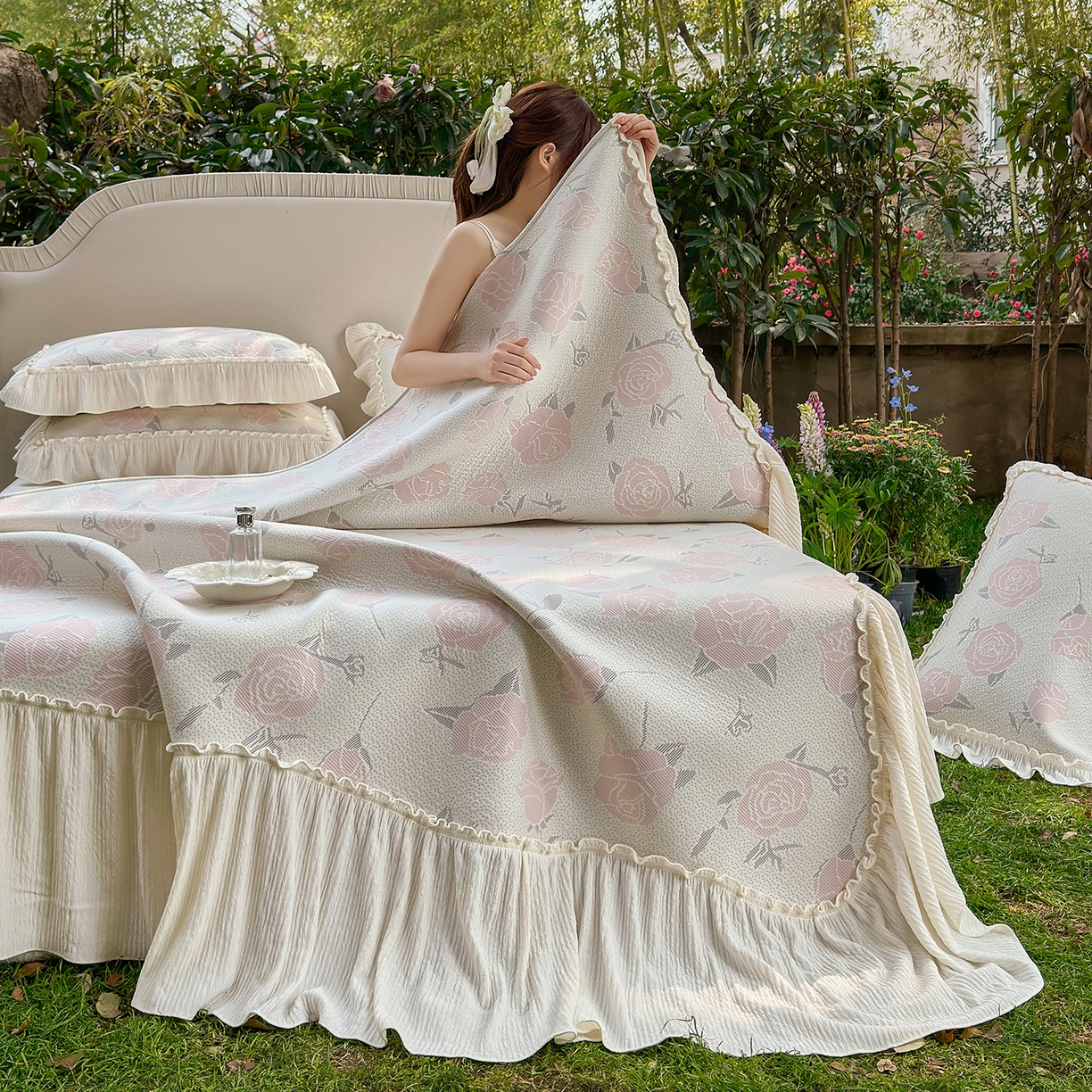 91家纺网 家纺一手货源 找家纺 乐朵家居 2026新款 奶芙 玫瑰 弧度款 凉豆豆 凉席三件套 粉