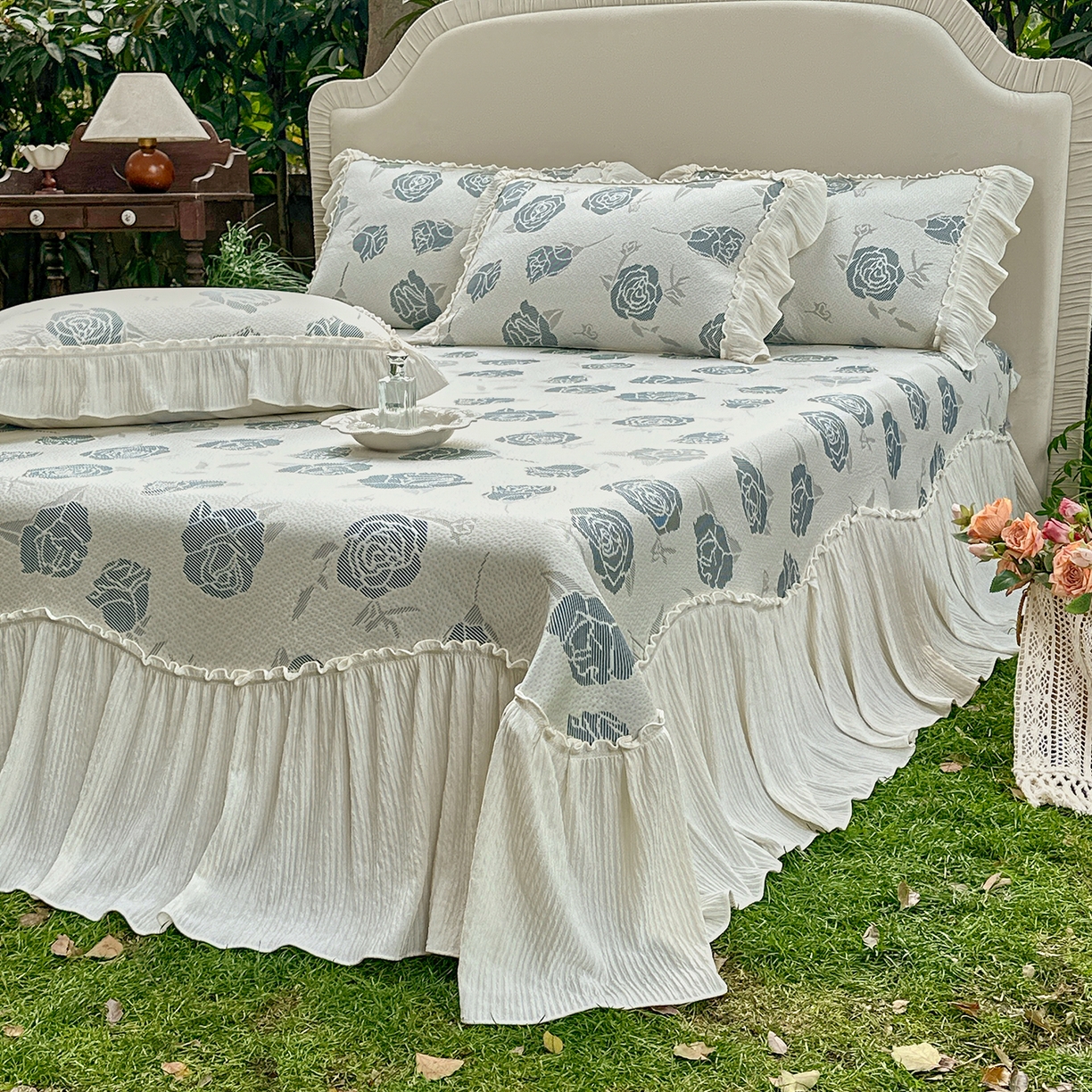 91家纺网 家纺一手货源 找家纺 乐朵家居 2026新款 奶芙 玫瑰 弧度款 凉豆豆 凉席三件套 蓝