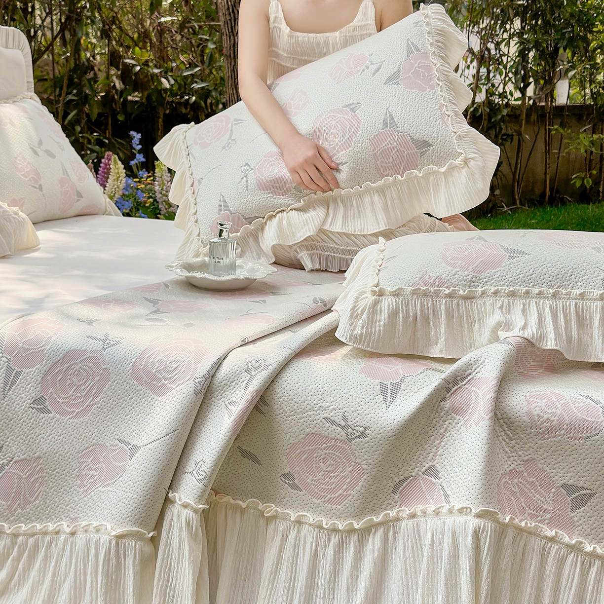 91家纺网 家纺一手货源 找家纺 乐朵家居 2026新款 奶芙 玫瑰 弧度款 凉豆豆 凉席三件套 粉