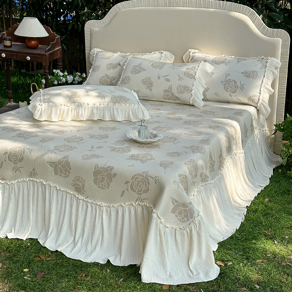 91家纺网 家纺一手货源 找家纺 乐朵家居 2026新款 奶芙 玫瑰 弧度款 凉豆豆 凉席三件套 卡其