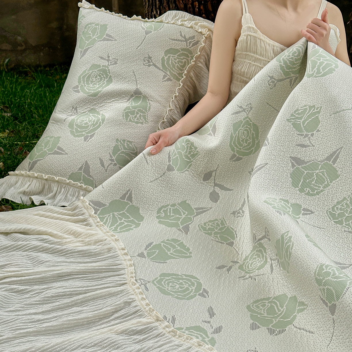 91家纺网 家纺一手货源 找家纺 乐朵家居 2026新款 奶芙 玫瑰 弧度款 凉豆豆 凉席三件套 绿