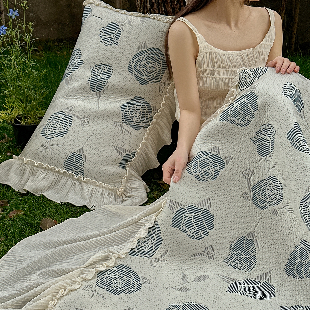 91家纺网 家纺一手货源 找家纺 乐朵家居 2026新款 奶芙 玫瑰 弧度款 凉豆豆 凉席三件套 蓝