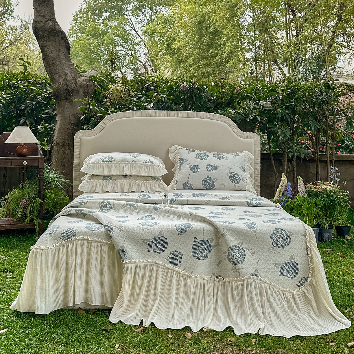 91家纺网 家纺一手货源 找家纺 乐朵家居 2026新款 奶芙 玫瑰 弧度款 凉豆豆 凉席三件套 蓝