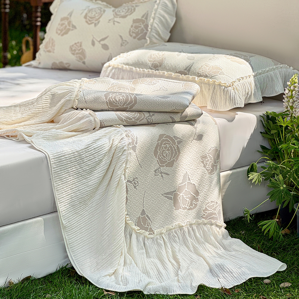 91家纺网 家纺一手货源 找家纺 乐朵家居 2026新款 奶芙 玫瑰 弧度款 凉豆豆 凉席三件套 卡其