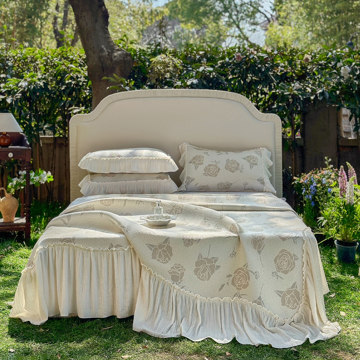 91家纺网 家纺一手货源 找家纺 乐朵家居 2026新款 奶芙 玫瑰 弧度款 凉豆豆 凉席三件套 卡其