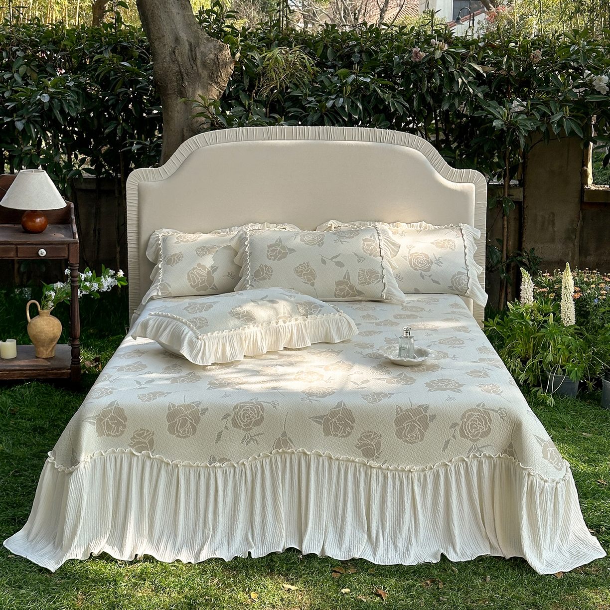 91家纺网 家纺一手货源 找家纺 乐朵家居 2026新款 奶芙 玫瑰 弧度款 凉豆豆 凉席三件套 卡其