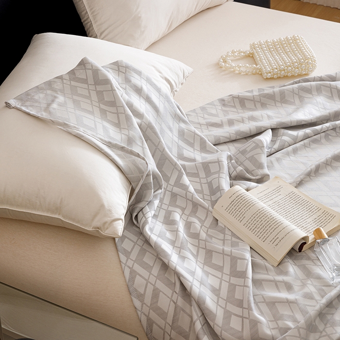 91家纺网 家纺一手货源 找家纺 悦然毛巾被 2026新款竹纤维冷感毯盖毯再生素纤维休闲夏被毛巾被夏凉被空调被 格韵梦享银