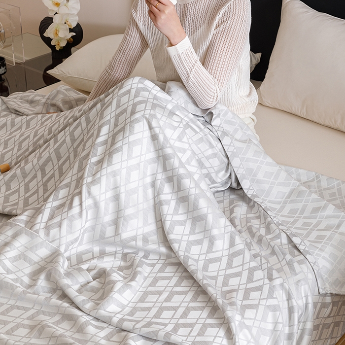 91家纺网 家纺一手货源 找家纺 悦然毛巾被 2026新款竹纤维冷感毯盖毯再生素纤维休闲夏被毛巾被夏凉被空调被 格韵梦享银