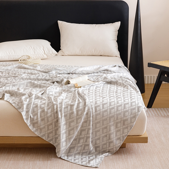 91家纺网 家纺一手货源 找家纺 悦然毛巾被 2026新款竹纤维冷感毯盖毯再生素纤维休闲夏被毛巾被夏凉被空调被 格韵梦享银