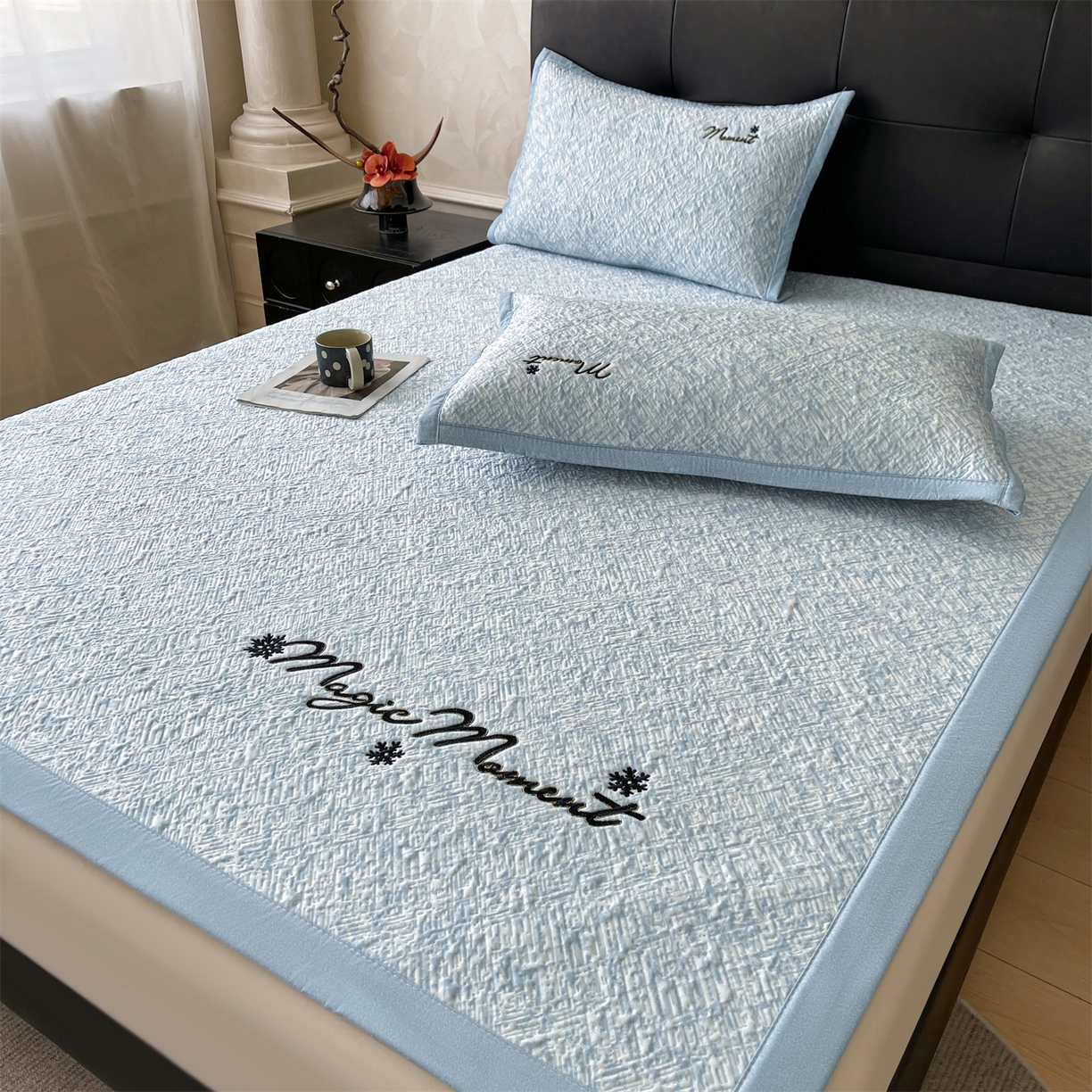 91家纺网 家纺一手货源 找家纺 慕木家纺 2026新款巴洛克刺绣系列冰豆豆凉席和床笠凉席席子空调软席 巴洛克-蓝 床席款