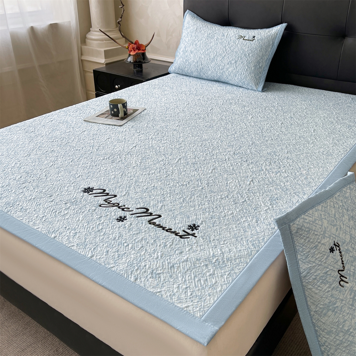 91家纺网 家纺一手货源 找家纺 慕木家纺 2026新款巴洛克刺绣系列冰豆豆凉席和床笠凉席席子空调软席 巴洛克-蓝 床席款