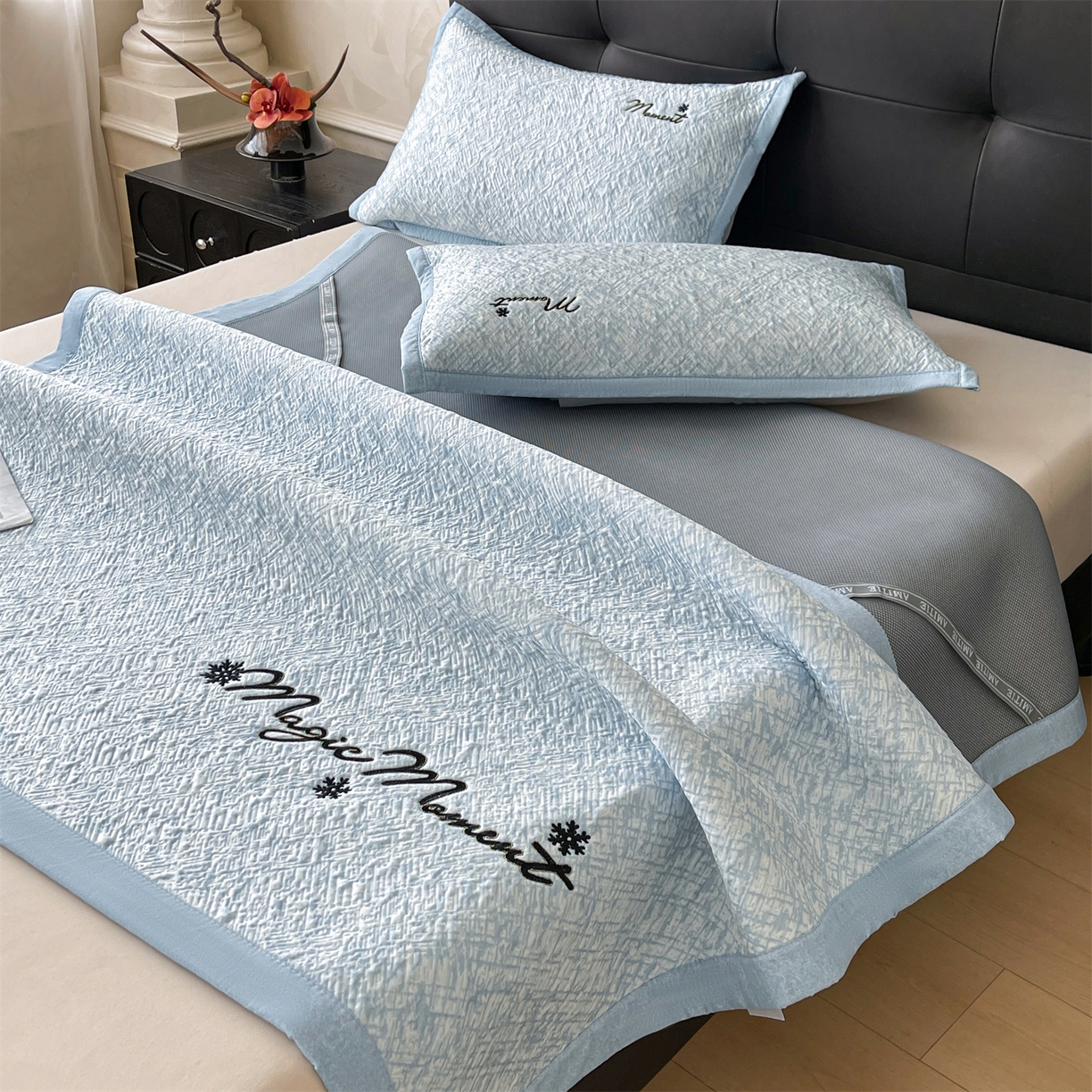 91家纺网 家纺一手货源 找家纺 慕木家纺 2026新款巴洛克刺绣系列冰豆豆凉席和床笠凉席席子空调软席 巴洛克-蓝 床席款