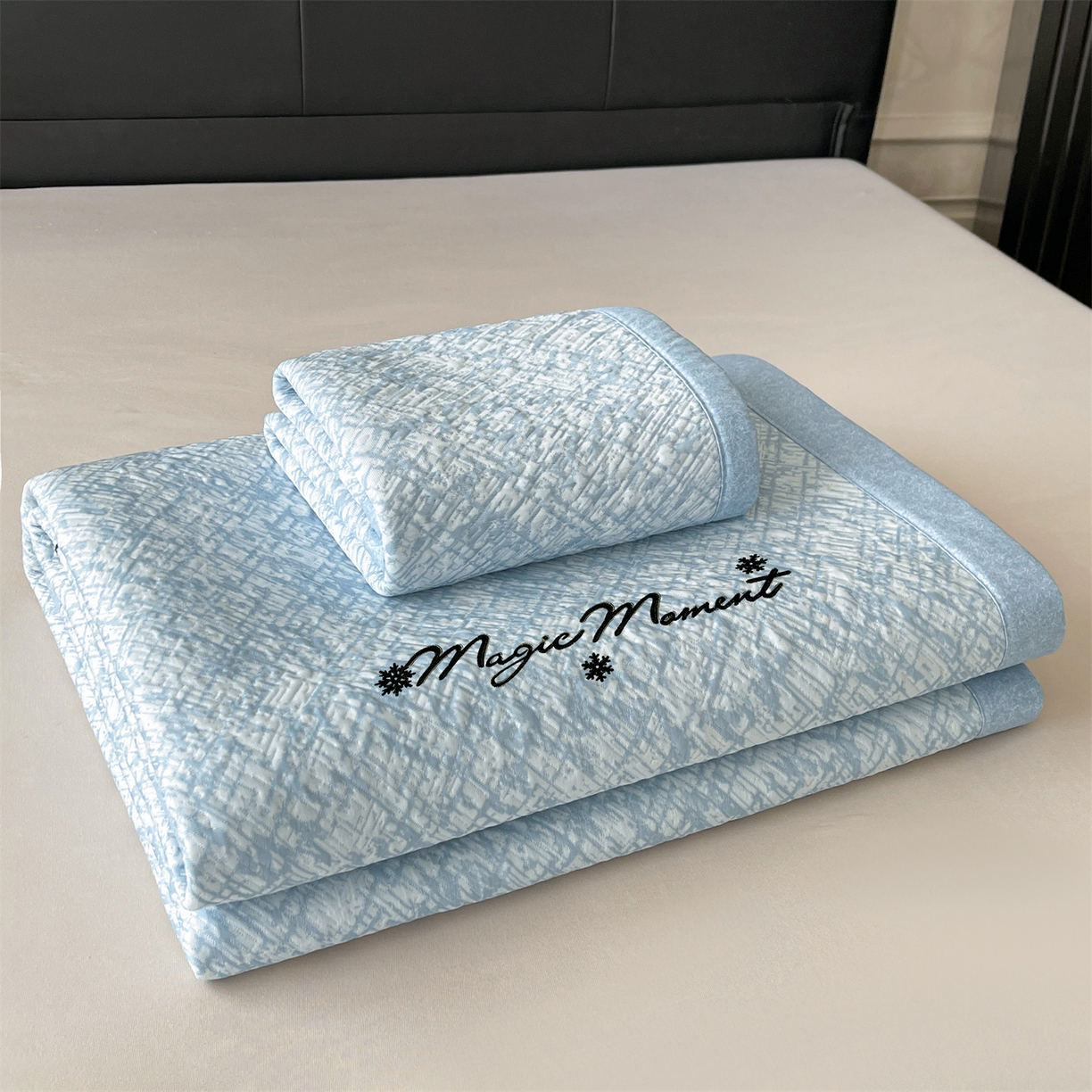 91家纺网 家纺一手货源 找家纺 慕木家纺 2026新款巴洛克刺绣系列冰豆豆凉席和床笠凉席席子空调软席 巴洛克-蓝 床席款