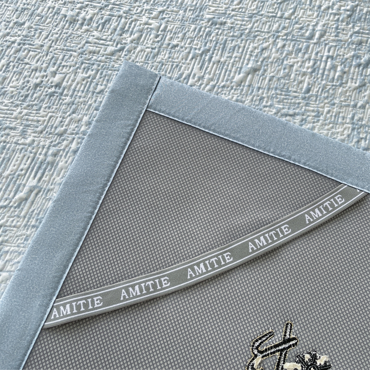 91家纺网 家纺一手货源 找家纺 慕木家纺 2026新款巴洛克刺绣系列冰豆豆凉席和床笠凉席席子空调软席 巴洛克-蓝 床席款