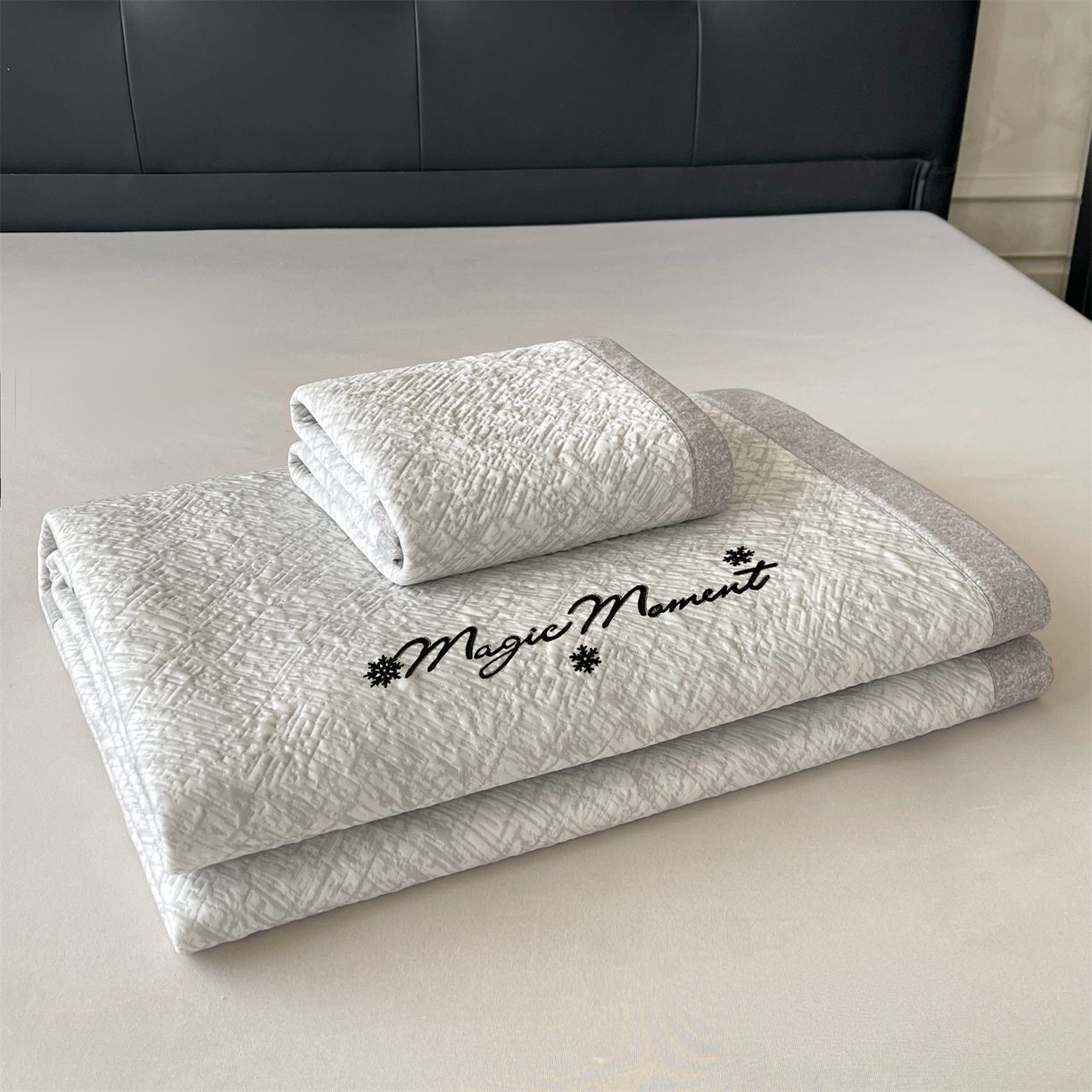 91家纺网 家纺一手货源 找家纺 慕木家纺 2026新款巴洛克刺绣系列冰豆豆凉席和床笠凉席席子空调软席 巴洛克-灰 床席款